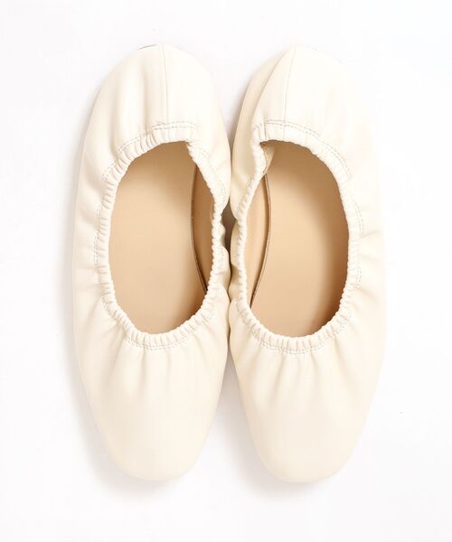 SHIPS（シップス）の「【WEB限定】フェイクレザーギャザーシューズ 22.5~25.5◇（パンプス・レディース・ブラック/オフホワイト/シルバー・80/85/70/60/65/75/55）」の4枚目の写真