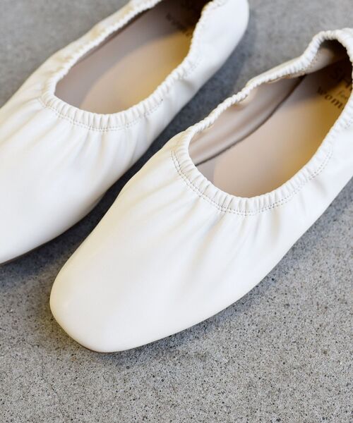 SHIPS（シップス）の「【WEB限定】フェイクレザーギャザーシューズ 22.5~25.5◇（パンプス・レディース・ブラック/オフホワイト/シルバー・80/85/70/60/65/75/55）」の13枚目の写真