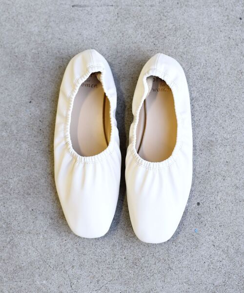 SHIPS（シップス）の「【WEB限定】フェイクレザーギャザーシューズ 22.5~25.5◇（パンプス・レディース・ブラック/オフホワイト/シルバー・80/85/70/60/65/75/55）」の14枚目の写真