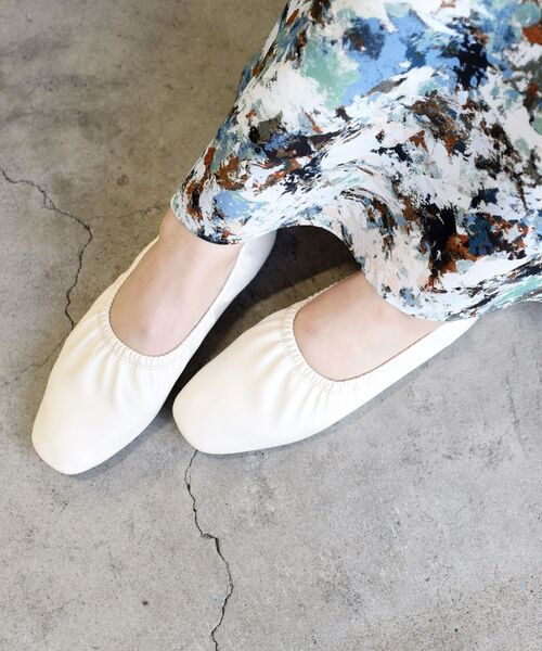 SHIPS（シップス）の「【WEB限定】フェイクレザーギャザーシューズ 22.5~25.5◇（パンプス・レディース・ブラック/オフホワイト/シルバー・80/85/70/60/65/75/55）」の15枚目の写真