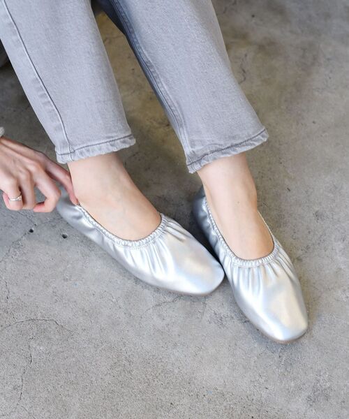 SHIPS（シップス）の「【WEB限定】フェイクレザーギャザーシューズ 22.5~25.5◇（パンプス・レディース・ブラック/オフホワイト/シルバー・80/85/70/60/65/75/55）」の16枚目の写真