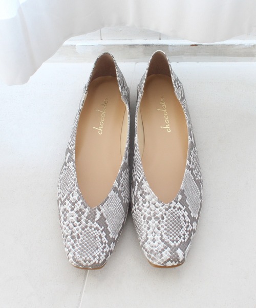 chocolates（チョコラテス）の「ストレッチ スクエアVカットパンプス【日本製】（パンプス・レディース・ダークベージュ/パイソン/ブラック/ブルー/ベージュ/ワイン/ネイビー・23.5㎝/25cm/22cm/23cm/22.5cm/24cm/23.5cm/24.5cm/24.5㎝）」の7枚目の写真