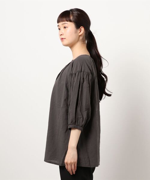 Samansa Mos2（サマンサ モスモス）の「ボリュームギャザーブラウス（シャツ/ブラウス・レディース・オフホワイト/チャコール/レッド・ﾌﾘ-）」の5枚目の写真