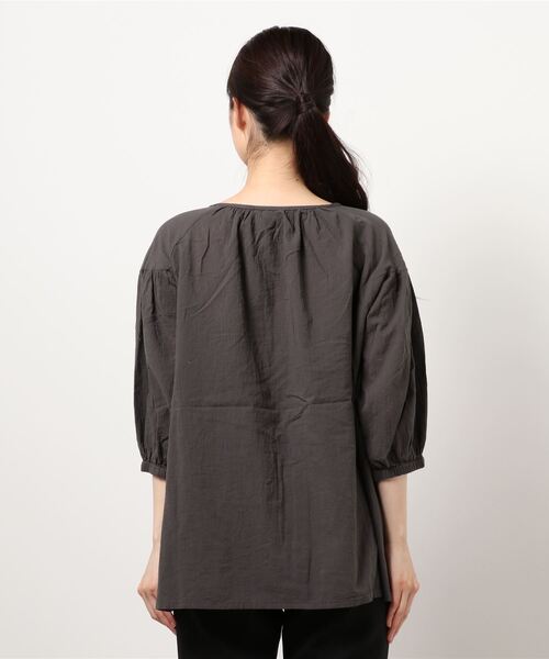 Samansa Mos2（サマンサ モスモス）の「ボリュームギャザーブラウス（シャツ/ブラウス・レディース・オフホワイト/チャコール/レッド・ﾌﾘ-）」の4枚目の写真