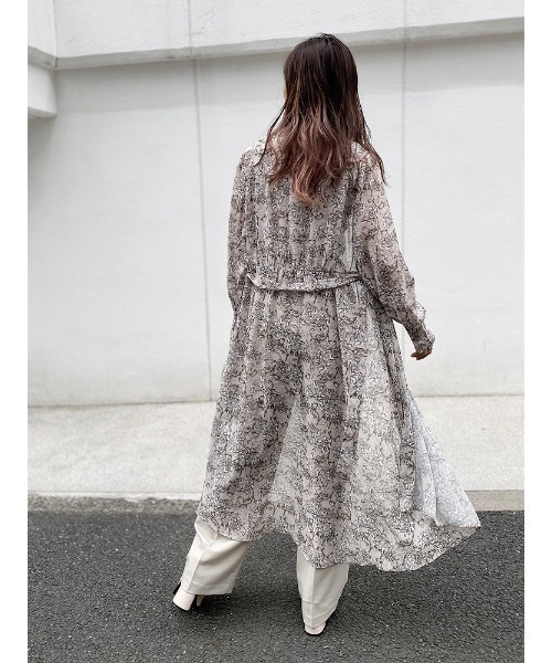 ENVYM(アンビー)の「ラウンドヘムペイズリーガウン(その他アウター・レディース・ブラック/ベージュ・FREE)」の5枚目の写真