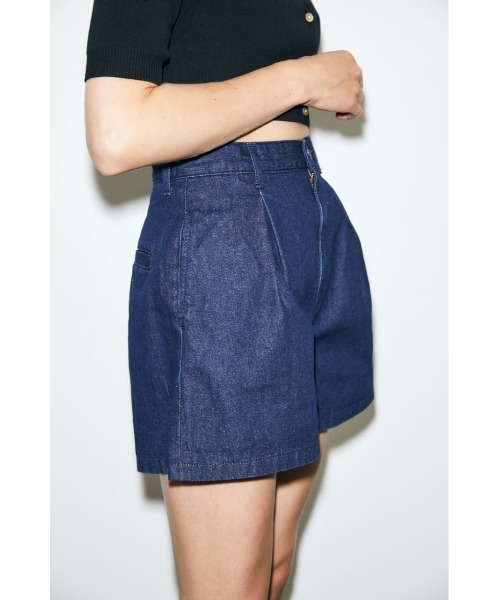 MOUSSY（マウジー）の「DENIM FLARE ショートパンツ（デニムパンツ・レディース・ライトブルー/ブルー/オフホワイト・1/0/2）」の7枚目の写真