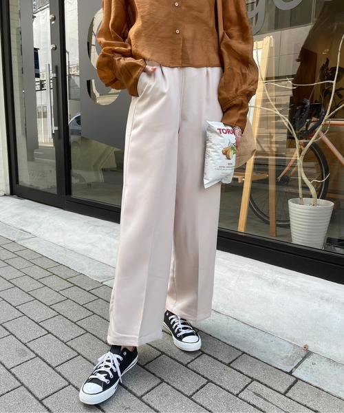 Meli rich(メリーリッチ)の「ロングシーズン使える。カラーセンタープレスパンツ(スラックス・レディース・ブラック/ブラウン/アイボリー/キャメル/グレイッシュベージュ/ダークオレンジ・MEDIUM)」の2枚目の写真