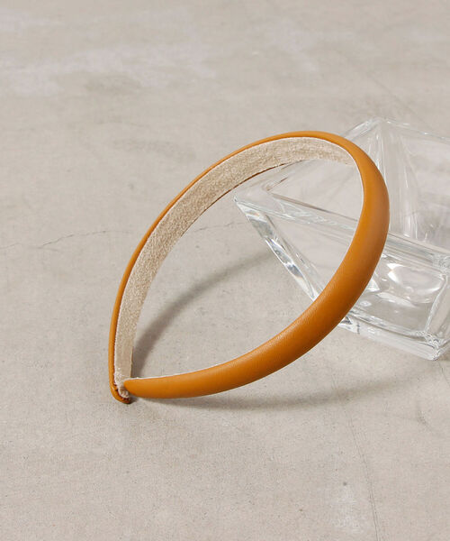 fredy emue(フレディエミュ)の「PUスリムクッションカチューシャ(カチューシャ・レディース・アイボリー/キャメル/ブラック・FREE)」の3枚目の写真