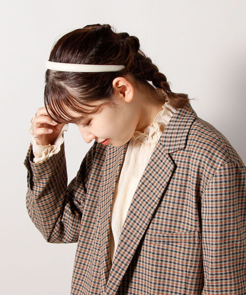 fredy emue(フレディエミュ)の「PUスリムクッションカチューシャ(カチューシャ・レディース・アイボリー/キャメル/ブラック・FREE)」の1枚目の写真