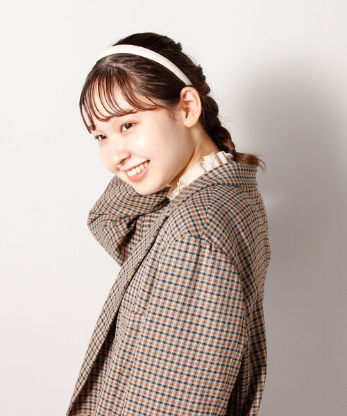 fredy emue(フレディエミュ)の「PUスリムクッションカチューシャ(カチューシャ・レディース・アイボリー/キャメル/ブラック・FREE)」の4枚目の写真