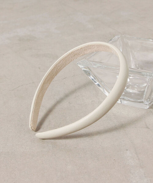 fredy emue(フレディエミュ)の「PUスリムクッションカチューシャ(カチューシャ・レディース・アイボリー/キャメル/ブラック・FREE)」の5枚目の写真