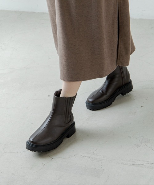 ANGIE（アンジー）の「トラックソールサイドゴアブーツ（ブーツ・レディース・ダークブラウン/ブラック・SMALL/MEDIUM/LARGE/X-LARGE）」の2枚目の写真