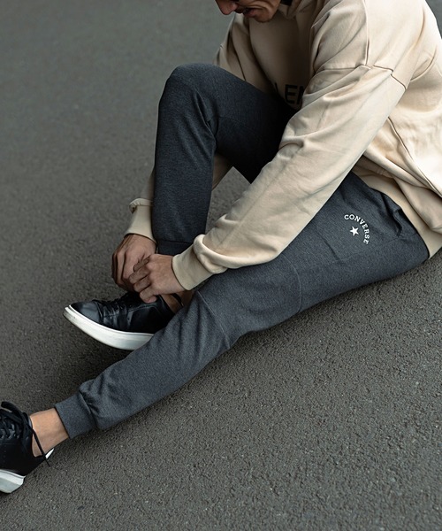 CONVERSE（コンバース）の「『CONVERSE/コンバース』ロゴプリント入りスウェットパンツ（スウェットパンツ・メンズ・グレー/チャコール/ブラック・L/XL/M）」の3枚目の写真