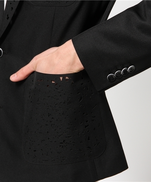 ANREALAGE（アンリアレイジ）の「ANREALAGE 2ボタンレーザーカット