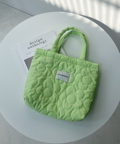 AS KNOW AS plus(アズノゥアズプラス)の「お花 キルティングバッグ(トートバッグ・レディース・ピンク/イエロー/ブルー/アイボリー/レモンイエロー/グリーン系/ピンク系/イエロー系/ホワイト・FREE)」の4枚目の写真