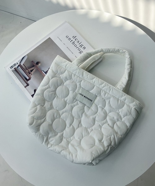 AS KNOW AS plus(アズノゥアズプラス)の「お花 キルティングバッグ(トートバッグ・レディース・ピンク/イエロー/ブルー/アイボリー/レモンイエロー/グリーン系/ピンク系/イエロー系/ホワイト・FREE)」の2枚目の写真