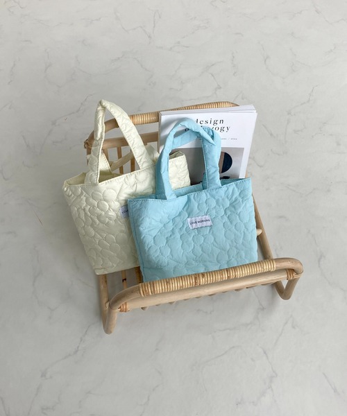 AS KNOW AS plus(アズノゥアズプラス)の「お花 キルティングバッグ(トートバッグ・レディース・ピンク/イエロー/ブルー/アイボリー/レモンイエロー/グリーン系/ピンク系/イエロー系/ホワイト・FREE)」の5枚目の写真