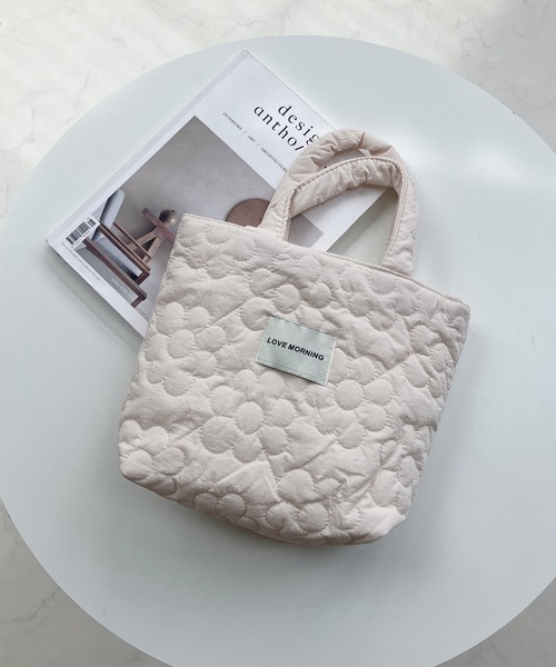 AS KNOW AS plus(アズノゥアズプラス)の「お花 キルティングバッグ(トートバッグ・レディース・ピンク/イエロー/ブルー/アイボリー/レモンイエロー/グリーン系/ピンク系/イエロー系/ホワイト・FREE)」の3枚目の写真