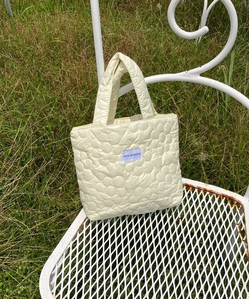 AS KNOW AS plus(アズノゥアズプラス)の「お花 キルティングバッグ(トートバッグ・レディース・ピンク/イエロー/ブルー/アイボリー/レモンイエロー/グリーン系/ピンク系/イエロー系/ホワイト・FREE)」の20枚目の写真