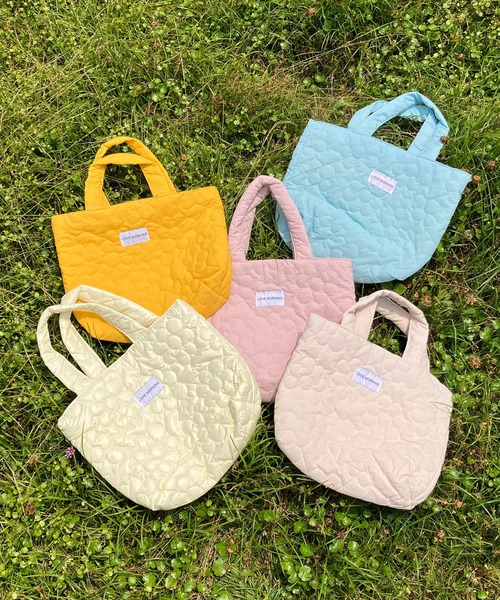 AS KNOW AS plus(アズノゥアズプラス)の「お花 キルティングバッグ(トートバッグ・レディース・ピンク/イエロー/ブルー/アイボリー/レモンイエロー/グリーン系/ピンク系/イエロー系/ホワイト・FREE)」の13枚目の写真