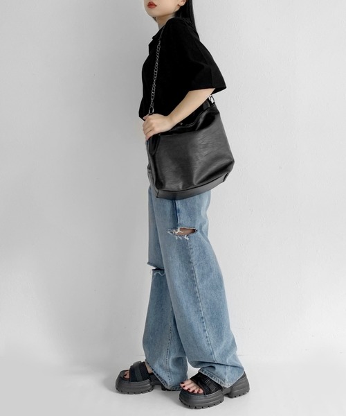 LVEU.（ラブユ.）の「【LVEU.】チェーンワンショルダーバッグ / バッグ 鞄 BAG ショルダー チェーン 通勤 通学 ワンショルダー スクエア 合皮 A4 ブラック（ショルダーバッグ・レディース・ブラック・FREE）」の5枚目の写真