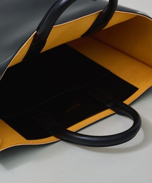 Courtney Orla(コートニーオーラ)の「【Courtney Orla/(コートニーオーラ)】CURVE TOTE L/カーブトートL(ハンドバッグ・レディース・ブラック・FREE)」の6枚目の写真