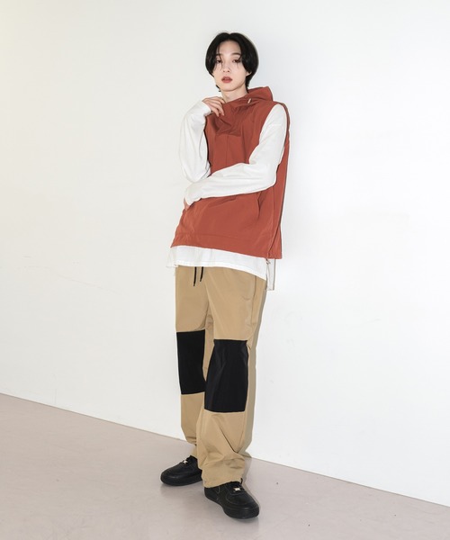 FOLLOWIN（フォロウィン）の「【UNISEX】ストリートフードアノラックベスト（ベスト・レディース・チャコール/レッド/ブラック・FREE）」の4枚目の写真