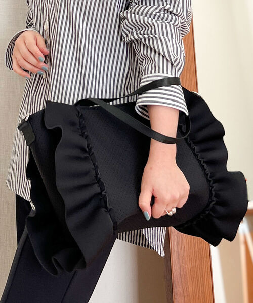 NOLLEY’S（ノーリーズ）の「ネオプレーンフリルトート（トートバッグ・レディース・ライトグレー/ブラック/カーキ・FREE）」の2枚目の写真