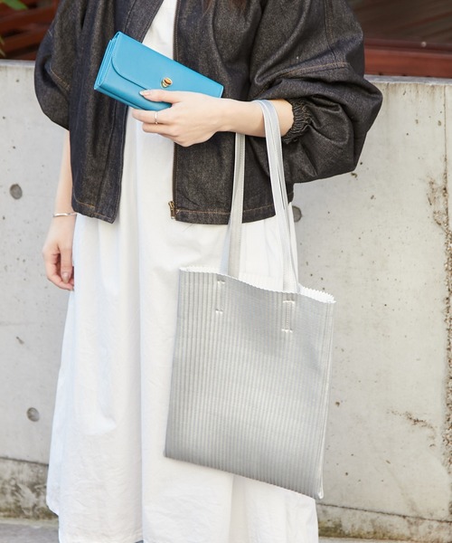 Actually（アクチュアリー）の「フェイクレザー プリーツトート（トートバッグ・レディース・ブラック/シルバー・フリー）」の2枚目の写真