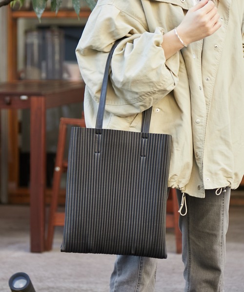 Actually（アクチュアリー）の「フェイクレザー プリーツトート（トートバッグ・レディース・ブラック/シルバー・フリー）」の7枚目の写真