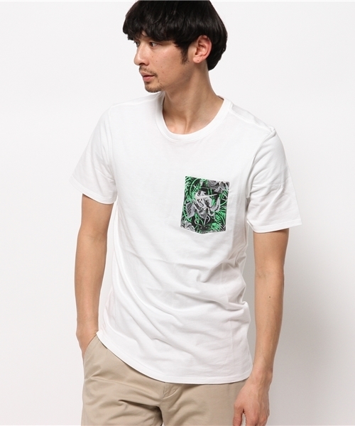 NIKE SPORTSWEAR（ナイキスポーツウェアー）の「メンズ ナイキ フローラル ポケットTシャツ NIKE FLORAL S/S POCKET TEE 746570（Tシャツ/カットソー・メンズ・ホワイト/ブラック/チャコールグレー/ダークグレー・LARGE/MEDIUM/X-LARGE/SMALL）」の2枚目の写真