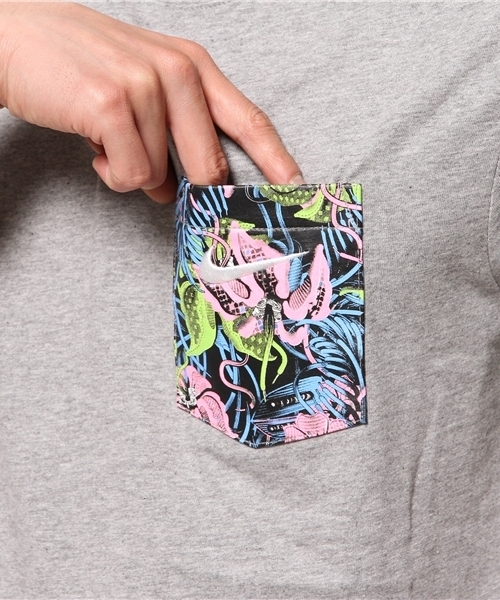 NIKE SPORTSWEAR（ナイキスポーツウェアー）の「メンズ ナイキ フローラル ポケットTシャツ NIKE FLORAL S/S POCKET TEE 746570（Tシャツ/カットソー・メンズ・ホワイト/ブラック/チャコールグレー/ダークグレー・LARGE/MEDIUM/X-LARGE/SMALL）」の5枚目の写真