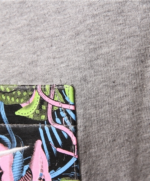 NIKE SPORTSWEAR（ナイキスポーツウェアー）の「メンズ ナイキ フローラル ポケットTシャツ NIKE FLORAL S/S POCKET TEE 746570（Tシャツ/カットソー・メンズ・ホワイト/ブラック/チャコールグレー/ダークグレー・LARGE/MEDIUM/X-LARGE/SMALL）」の7枚目の写真