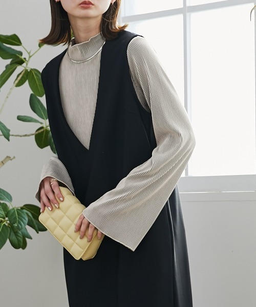 nissen（ニッセン）の「リップルジャンパースカート（Vネック・キーネック）（ジャンパースカート・レディース・ベージュ/グリーン/ブラウン/ベージュ系その他/ブラック系その他/ブラック/ブラウン系その他/ネイビー・L-XL/S-M）」の2枚目の写真