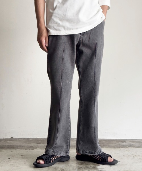 COMMON WARE（コモンウェアー）の「COMMONWARE:12ozデニムピンタックフレアパンツ（デニムパンツ・メンズ・ケミカルウォッシュ/インディゴブルー/ライトインディゴブルー/ブラック系/ブラック・L/XL/M）」の3枚目の写真