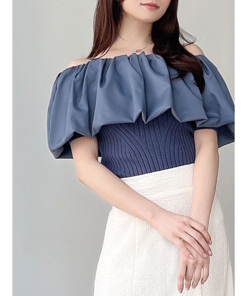 RESEXXY(リゼクシー)の「ラッフルドッキングオフショルニットトップス(ニット/セーター・レディース・ブラック/ブルー/アイボリー・FREE)」の3枚目の写真