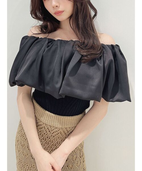 RESEXXY(リゼクシー)の「ラッフルドッキングオフショルニットトップス(ニット/セーター・レディース・ブラック/ブルー/アイボリー・FREE)」の2枚目の写真