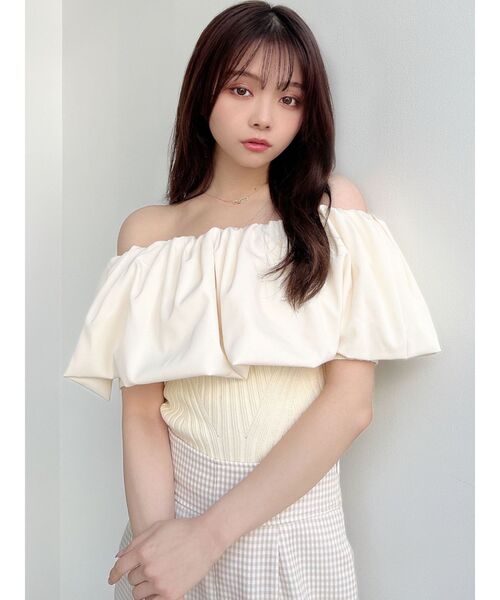 RESEXXY(リゼクシー)の「ラッフルドッキングオフショルニットトップス(ニット/セーター・レディース・ブラック/ブルー/アイボリー・FREE)」の4枚目の写真