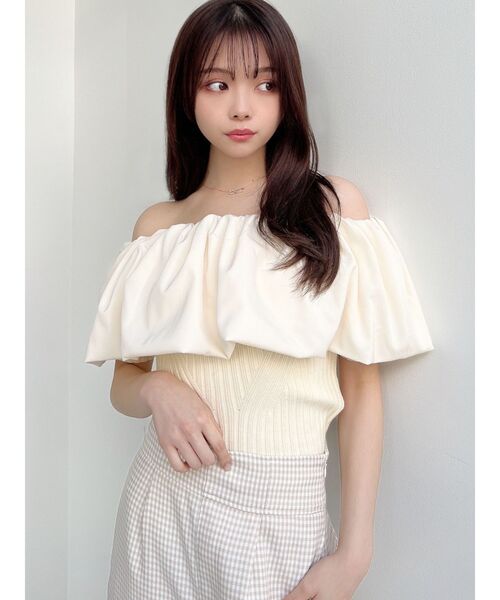 RESEXXY(リゼクシー)の「ラッフルドッキングオフショルニットトップス(ニット/セーター・レディース・ブラック/ブルー/アイボリー・FREE)」の5枚目の写真