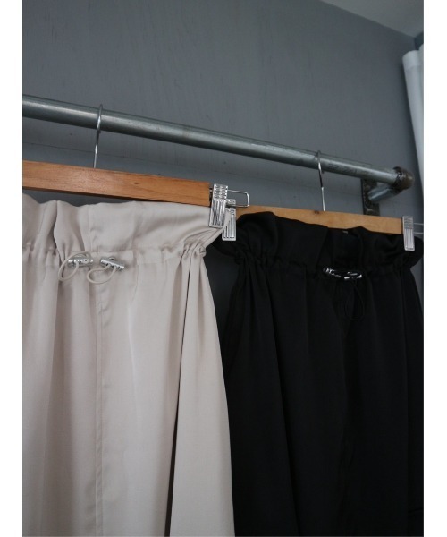 TRUNC（トランクエイティーエイト）の「Satin Drawstring Cargo Skirt（スカート・レディース・アイボリー/ブラック・FREE）」の19枚目の写真