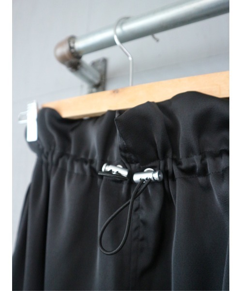 TRUNC（トランクエイティーエイト）の「Satin Drawstring Cargo Skirt（スカート・レディース・アイボリー/ブラック・FREE）」の17枚目の写真
