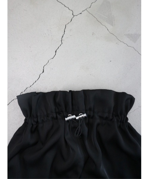TRUNC（トランクエイティーエイト）の「Satin Drawstring Cargo Skirt（スカート・レディース・アイボリー/ブラック・FREE）」の5枚目の写真