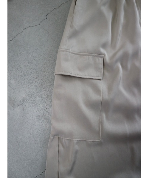 TRUNC（トランクエイティーエイト）の「Satin Drawstring Cargo Skirt（スカート・レディース・アイボリー/ブラック・FREE）」の8枚目の写真