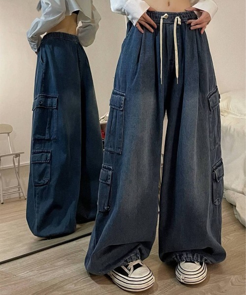 DEVICE（デバイス）の「ミリタリー サイドポケット バルーン シルエット ワイドデニム カーゴパンツ（カーゴパンツ・レディース・ブラック/ブルー・FREE）」の3枚目の写真