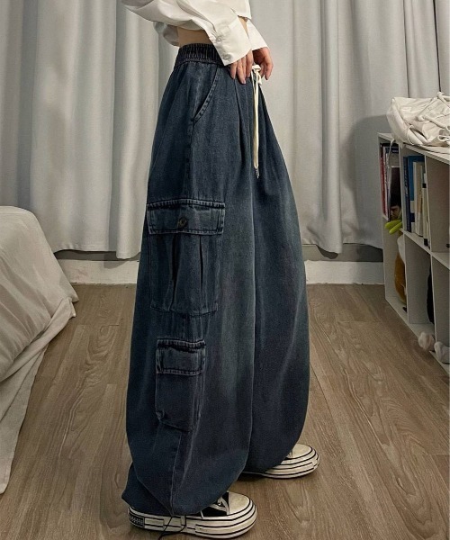 DEVICE（デバイス）の「ミリタリー サイドポケット バルーン シルエット ワイドデニム カーゴパンツ（カーゴパンツ・レディース・ブラック/ブルー・FREE）」の6枚目の写真