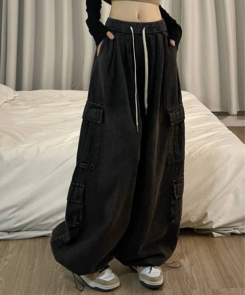 DEVICE（デバイス）の「ミリタリー サイドポケット バルーン シルエット ワイドデニム カーゴパンツ（カーゴパンツ・レディース・ブラック/ブルー・FREE）」の13枚目の写真