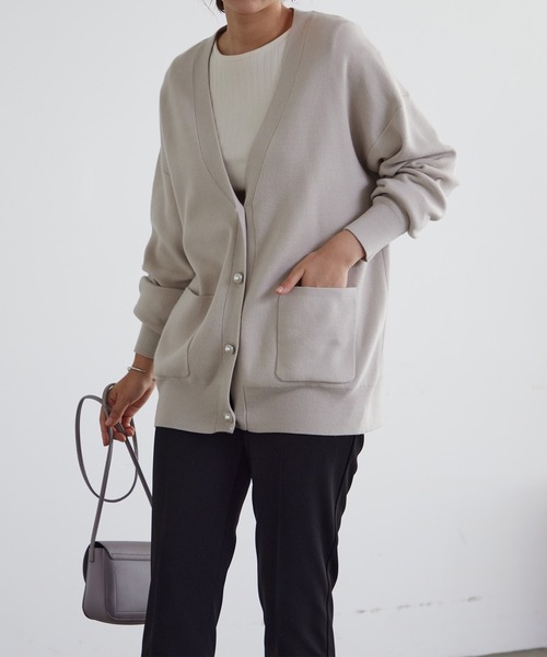 for/c(フォーシー)の「パールボタンニットカーディガン【サスティナブル】(カーディガン/ボレロ・レディース・ネイビー/ライトベージュ・M/L)」の8枚目の写真