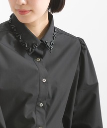 襟ビジュー長袖シャツ