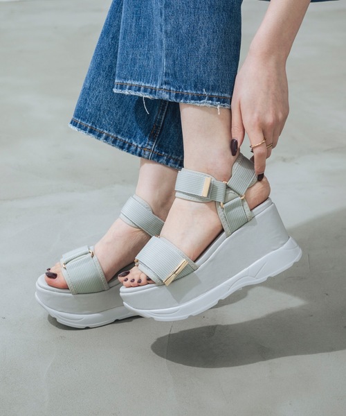 XSからLLまで豊富なサイズ展開【EVOL】厚底ベルトサンダル IW5367