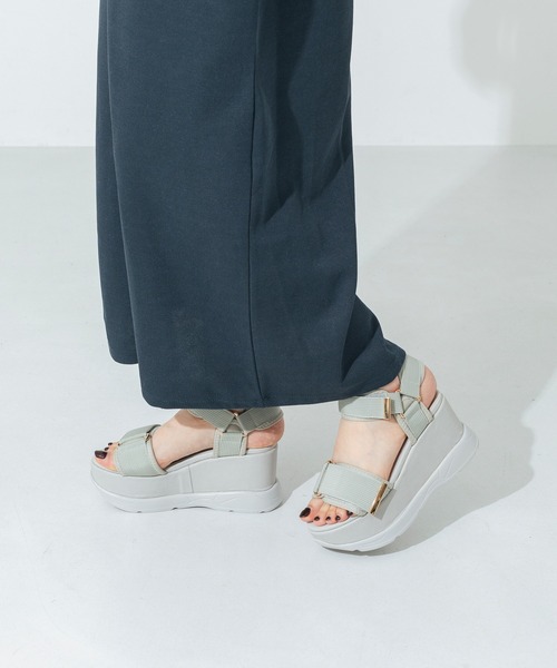 XSからLLまで豊富なサイズ展開【EVOL】厚底ベルトサンダル IW5367